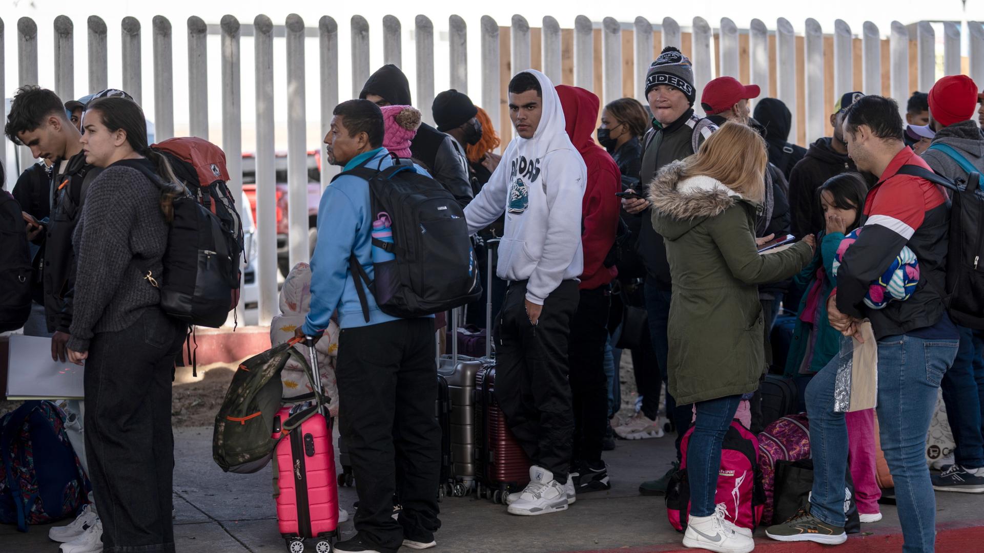 Eine Gruppe von Migranten wartet, nachdem sie erfahren haben, dass ihre Termine für Asylanträge in den USA gestrichen wurden.