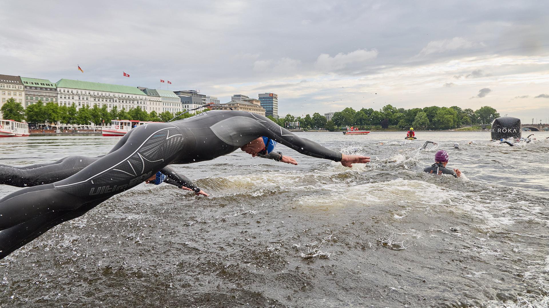Sportler starten den Ironman mit einem Sprung in die Alster. | Georg Wendt/dpa