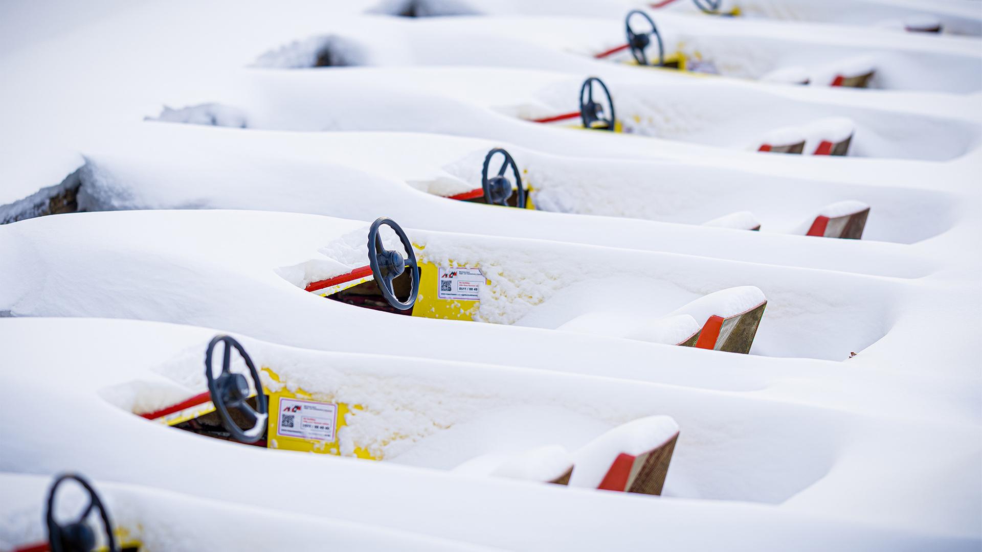 Verschneite Tretboote liegen im zugefrorenen Maschsee. | dpa