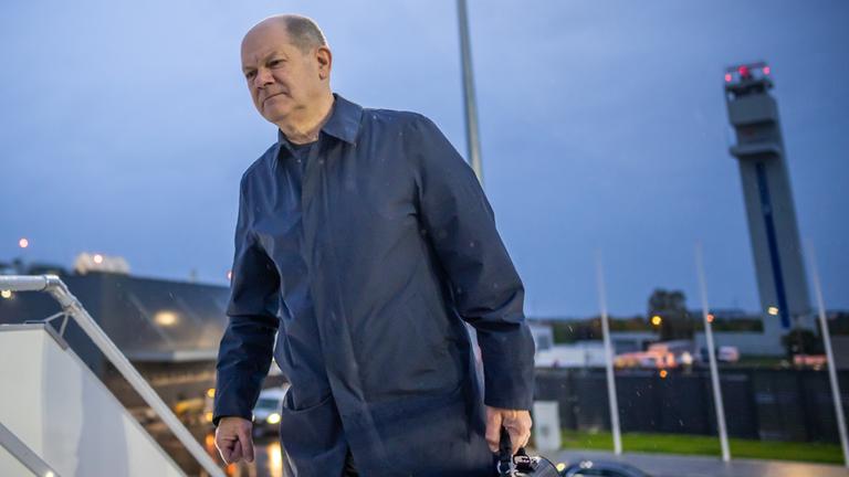 Bundeskanzler Scholz steigt in einen Airbus der Flugbereitschaft, um nach Nigeria und Ghana zu fliegen.