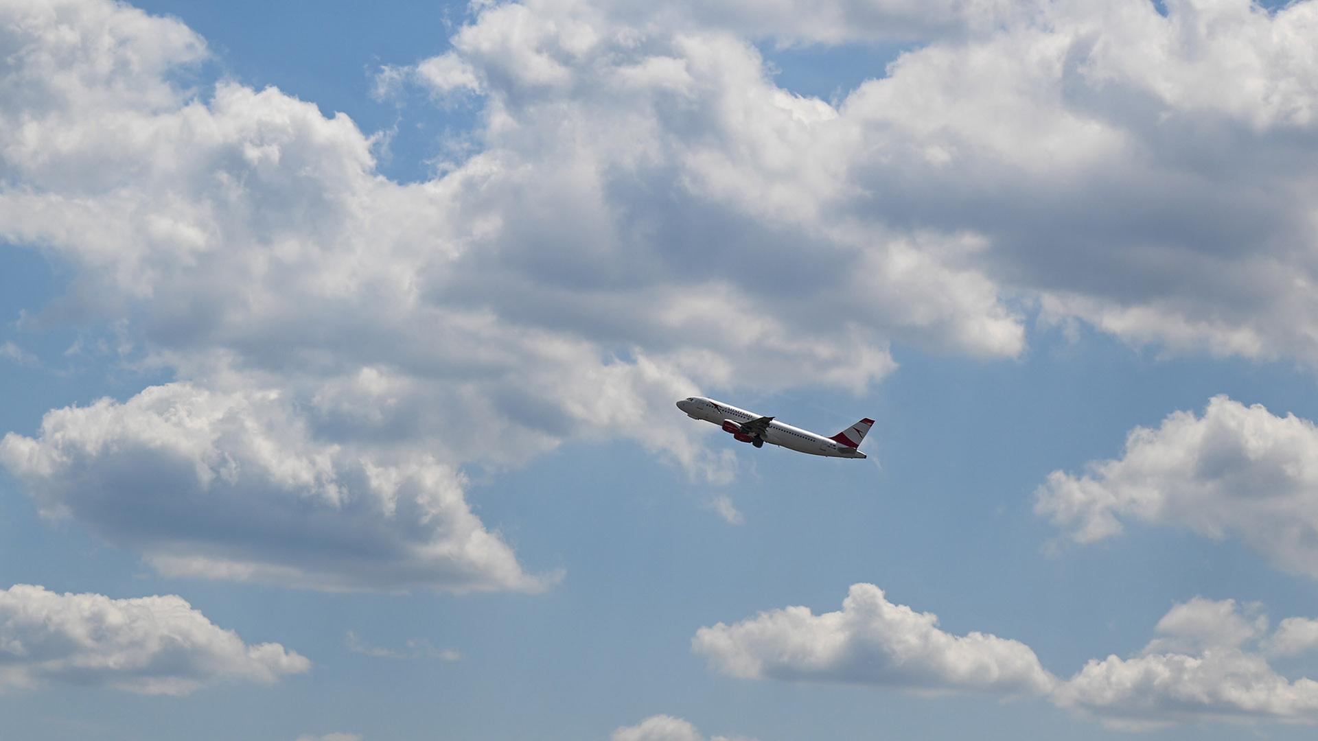 Ein Passagierflugzeug der Austrian Airlines startet am Frankfurter Flughafen vor dem Wolkenhimmel. | picture alliance/dpa