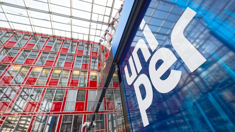 Schild mit dem Unternehmenslogo an der Zentrale von Uniper.