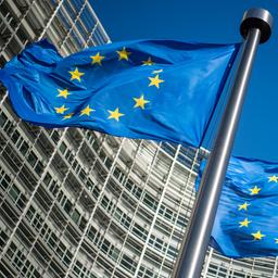 Flaggen der Europäischen Union wehen im Wind vor dem Berlaymont-Gebäude, dem Sitz der Europäischen Kommission.