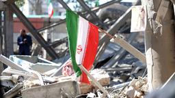 Eine iranische Nationalflagge hängt an Trümmern eines beschädigten Gebäudes der Sharif-Universität in Teheran.