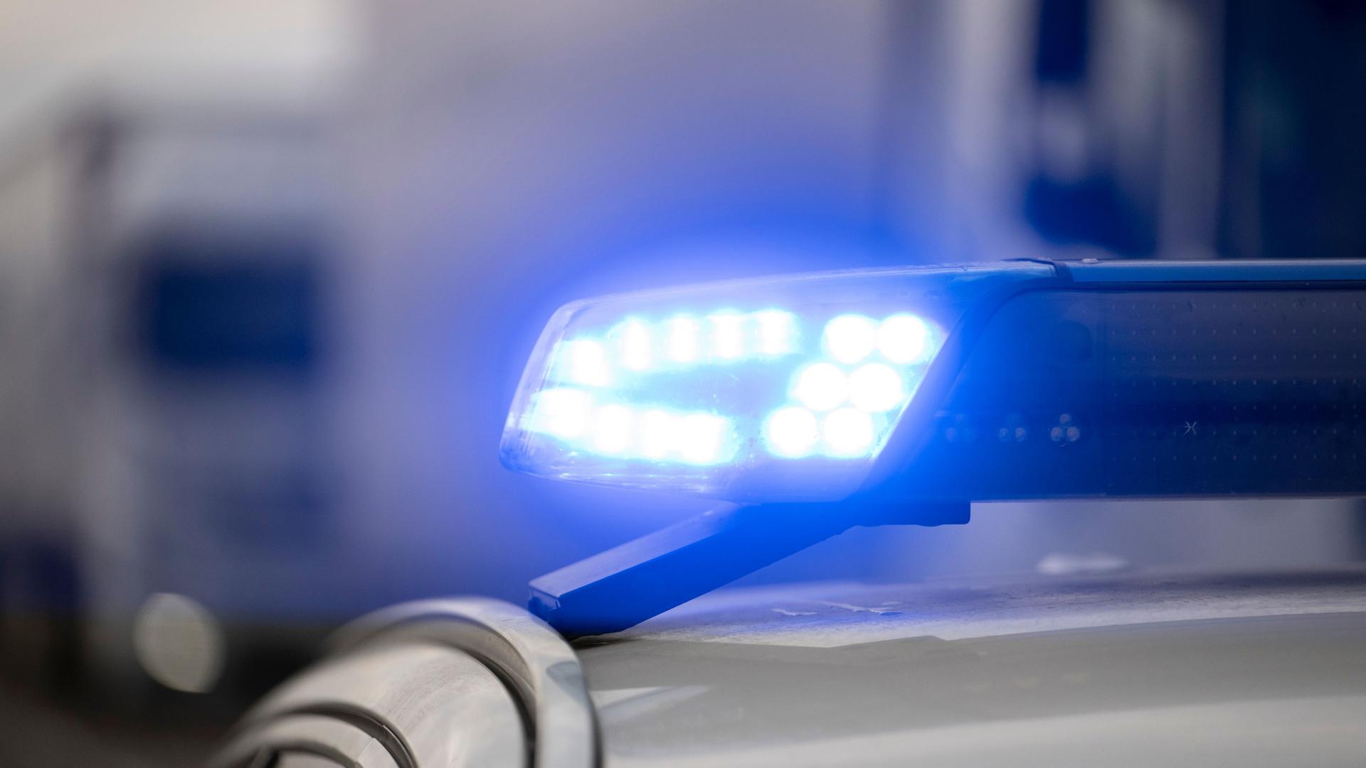 Ein Blaulicht blinkt an einem Einsatzfahrzeug der Bundespolizei. | Marijan Murat/dpa