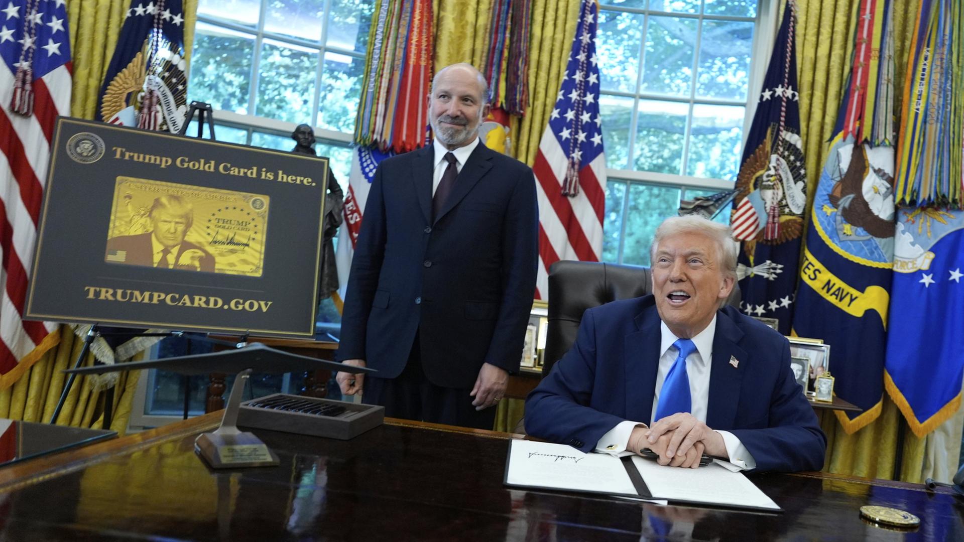 Howard Lutnick (links) und Donald Trump im Oval Office | AP