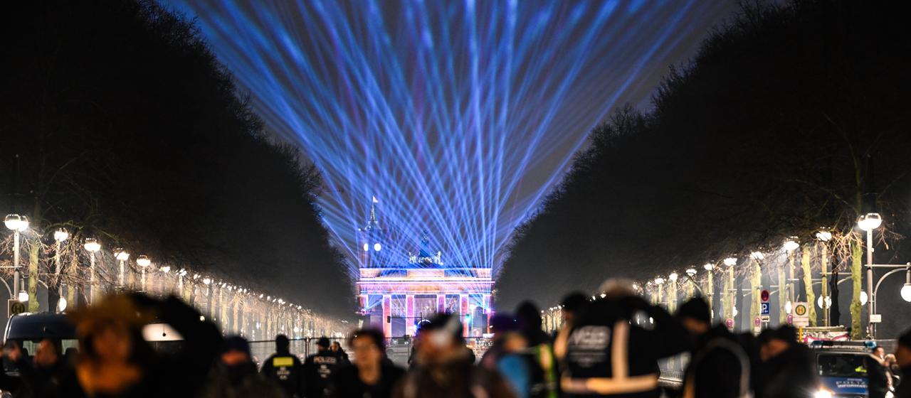  Laser sind am Himmel Richtung Brandenburger Tor von der "WeAreBerlin" Party auf der Straße des 17. Juni zu sehen
