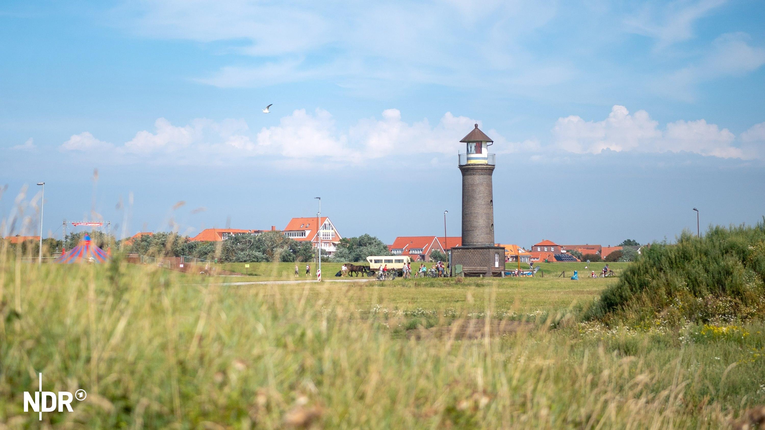 Eine elektrisch betriebene Bimmelbahn soll zukünftig den Flugplatz mit dem Dorf verbinden. (Themenbild) | picture alliance/dpa Der Leuchtturm "Memmertfeuer" auf der Nordseeinsel Juist