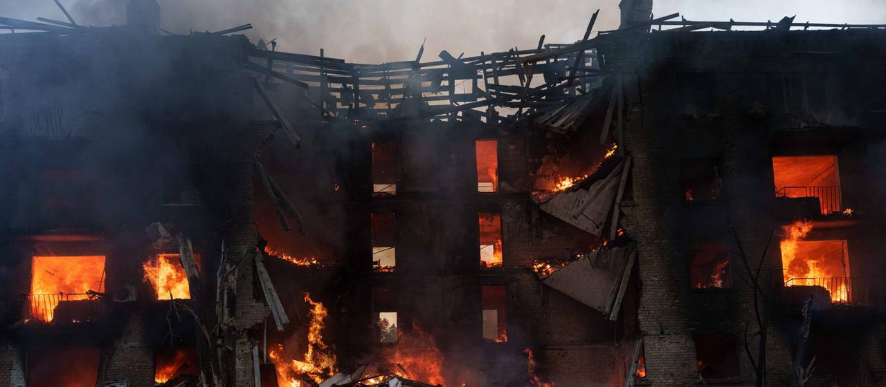Rettungskräfte löschen ein Feuer in einem Wohnhaus in Kiew