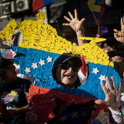 Ein Befürworter des Referendums wirbt mit einer Landkarte für die neue Grenze.