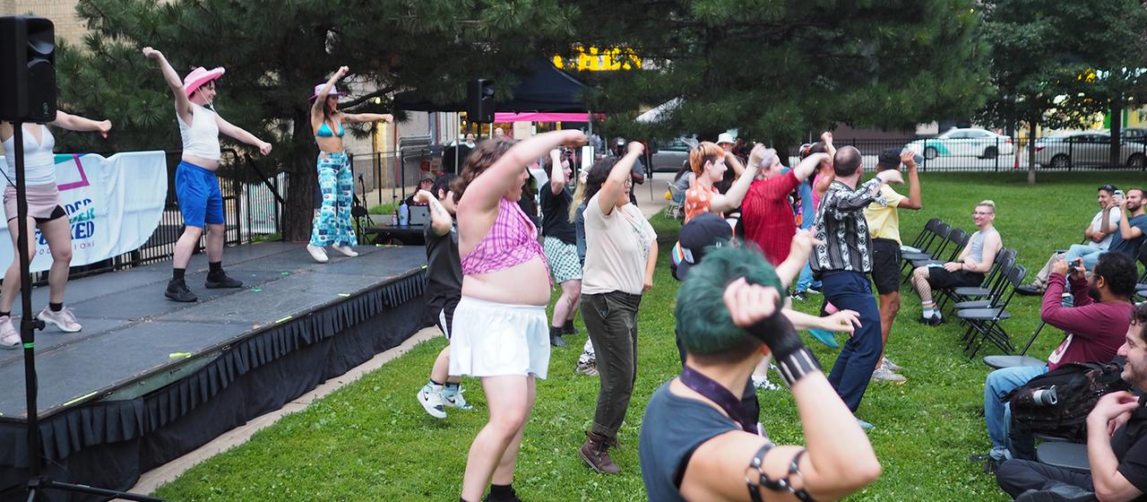 Tanzende Menschen auf dem Transilience-Festival in Chicago.