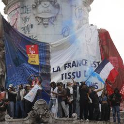 Anhänger des französischen Linksbündnisses feiern in Paris