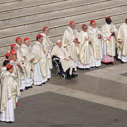 Papst Franziskus (l,M) steht einer Messe zur Eröffnung der Bischofssynode auf dem Petersplatz vor.