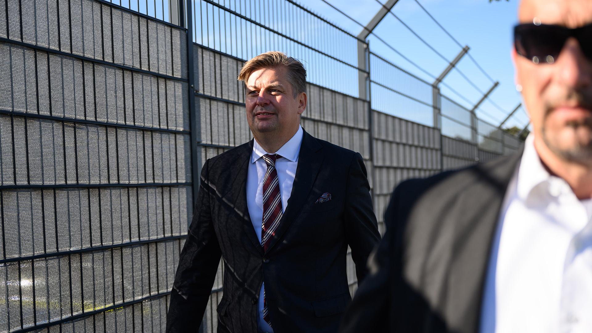 Maximilian Krah geht an einem Zaun entlang. | dpa