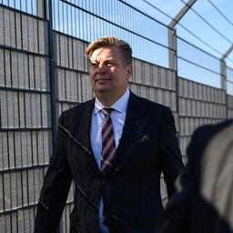 Maximilian Krah geht an einem Zaun entlang.