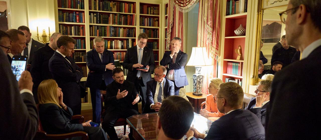 Selenskyj berät im Kaminzimmer im Weißen Haus mit Meloni, Macron, Stubb, Merz, Rutte, von der Leyen, Starmer und Beratern die Lage in der Ukraine.