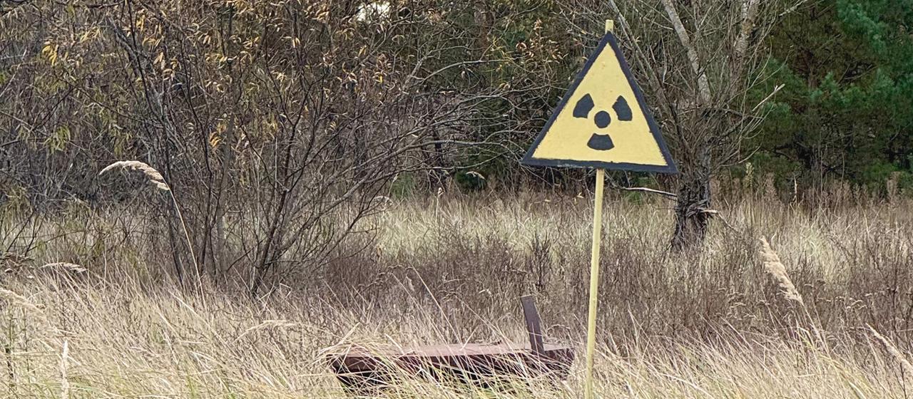  Ein Warnschild vor Radioaktivität in der Nähe des ehemaligen AKWs Tschernobyl