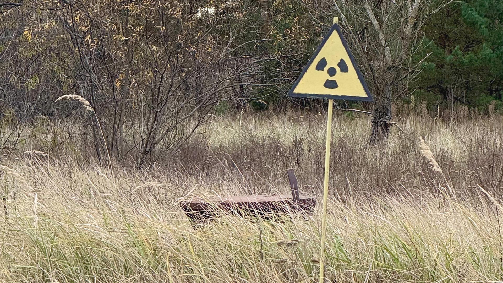  Ein Warnschild vor Radioaktivität in der Nähe des ehemaligen AKWs Tschernobyl | ARD Kiew