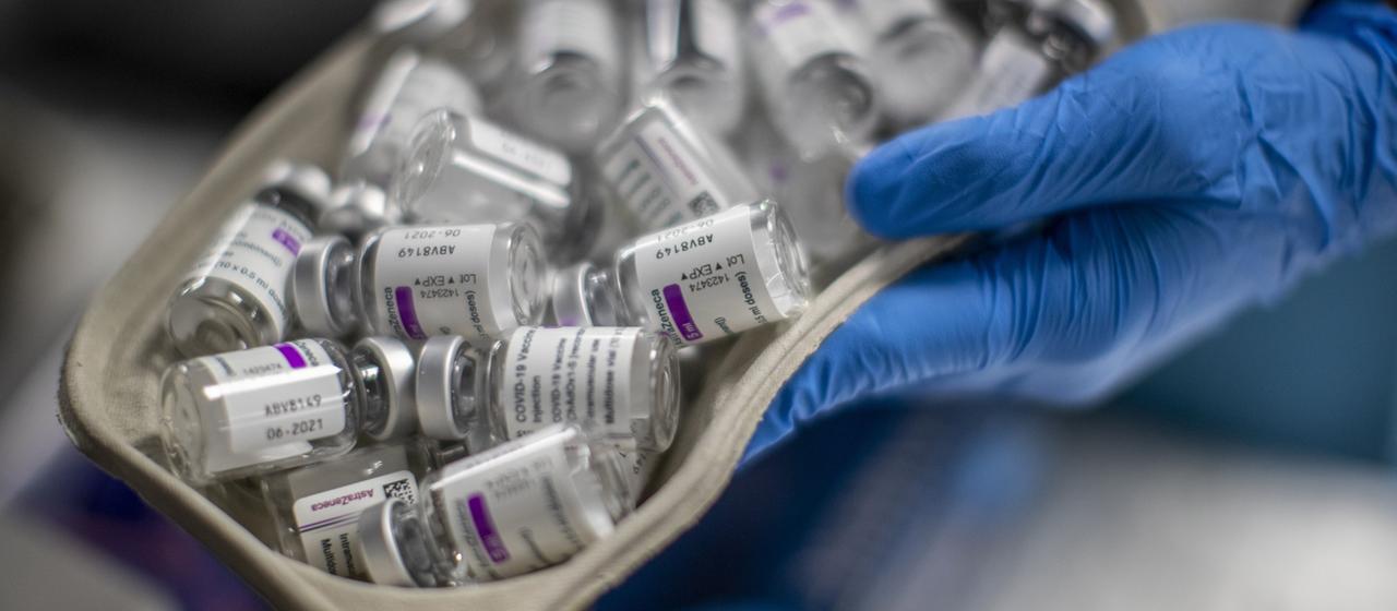 Der AstraZeneca Impfstoff in einer Schale. 