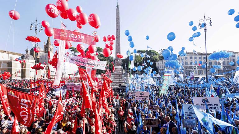 Arbeiter nehmen an einer Demonstration der Gewerkschaften CGIL und UIL während eines landesweiten Generalstreiks teil.