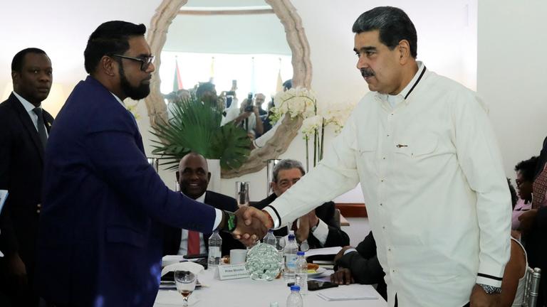 Irfaan Ali und Nicolás Maduro beim Treffen auf der Karibikinsel St. Vincent und die Grenadinen 