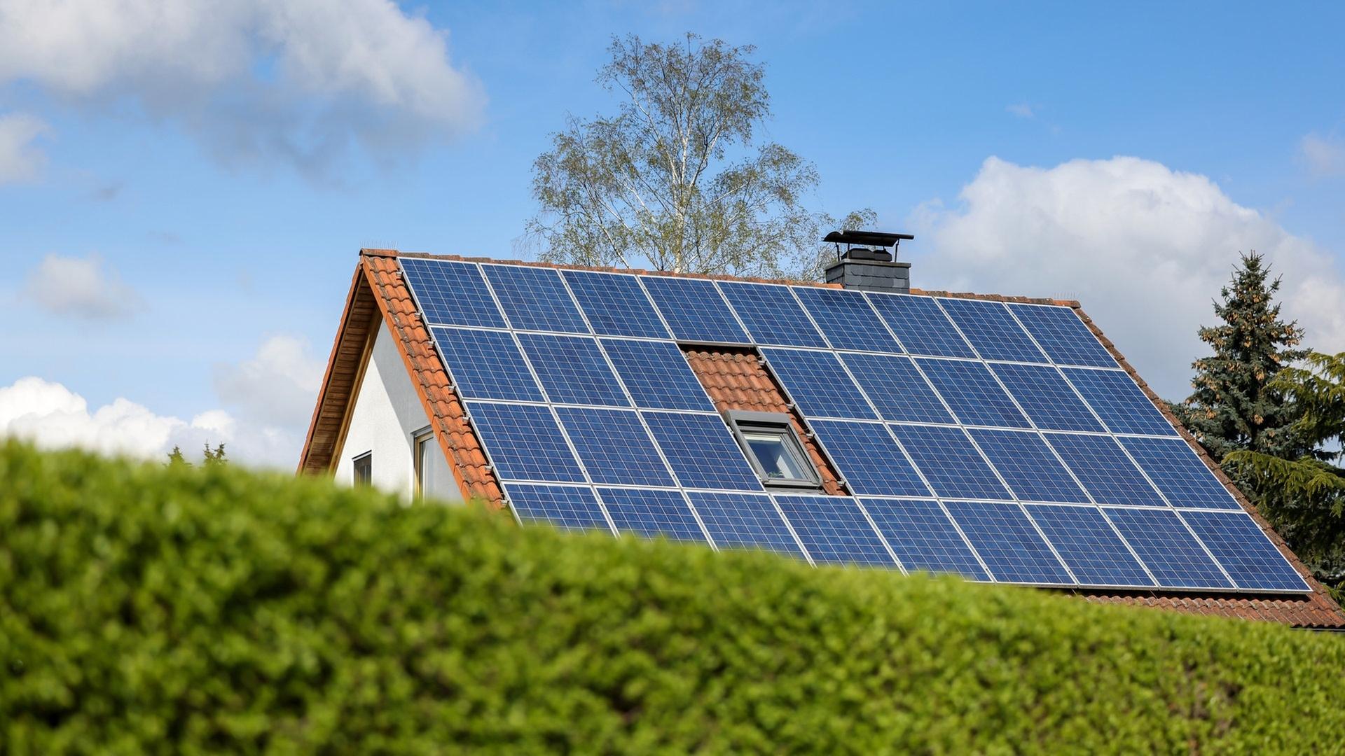 太陽光パネルの電力シェア制度が始まったが、実現には課題が山積み