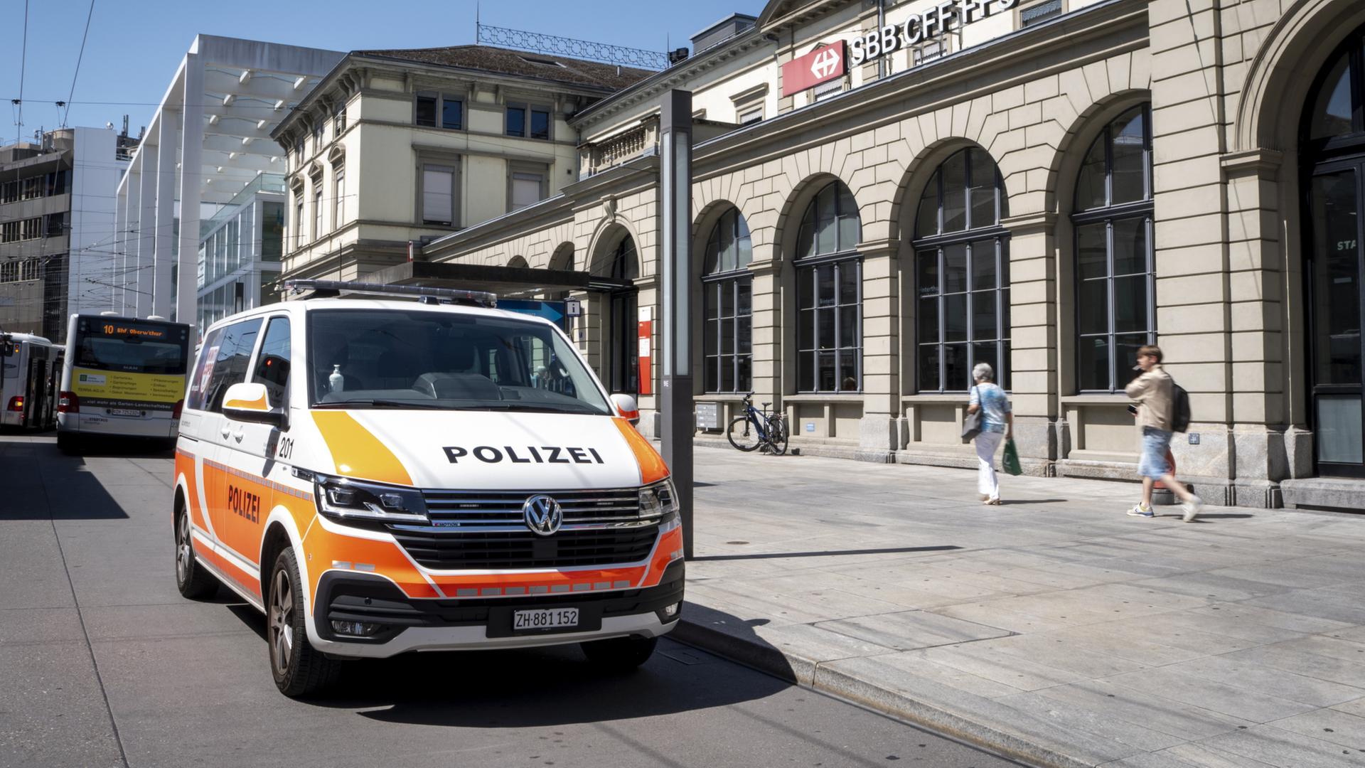 Ein Polizeiauto ist vor dem Bahnhof in Winterthur (Schweiz) zu sehen. | EPA