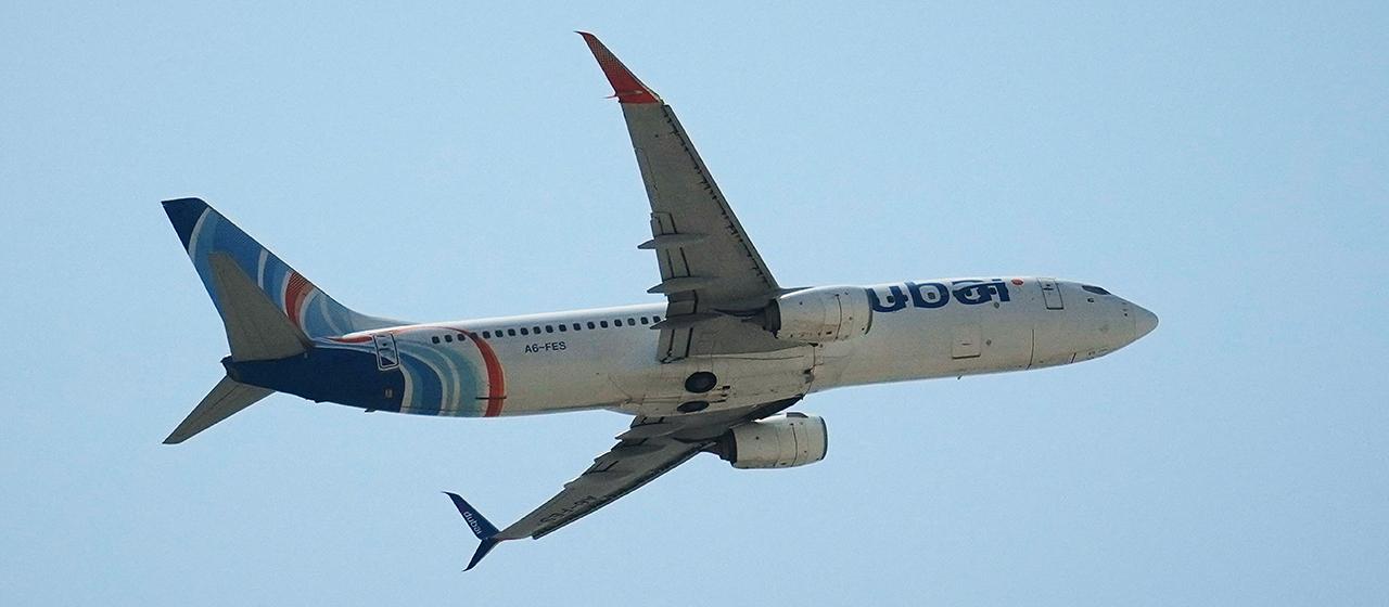 Ein Flugzeug von FlyDubai befindet sich am Himmel