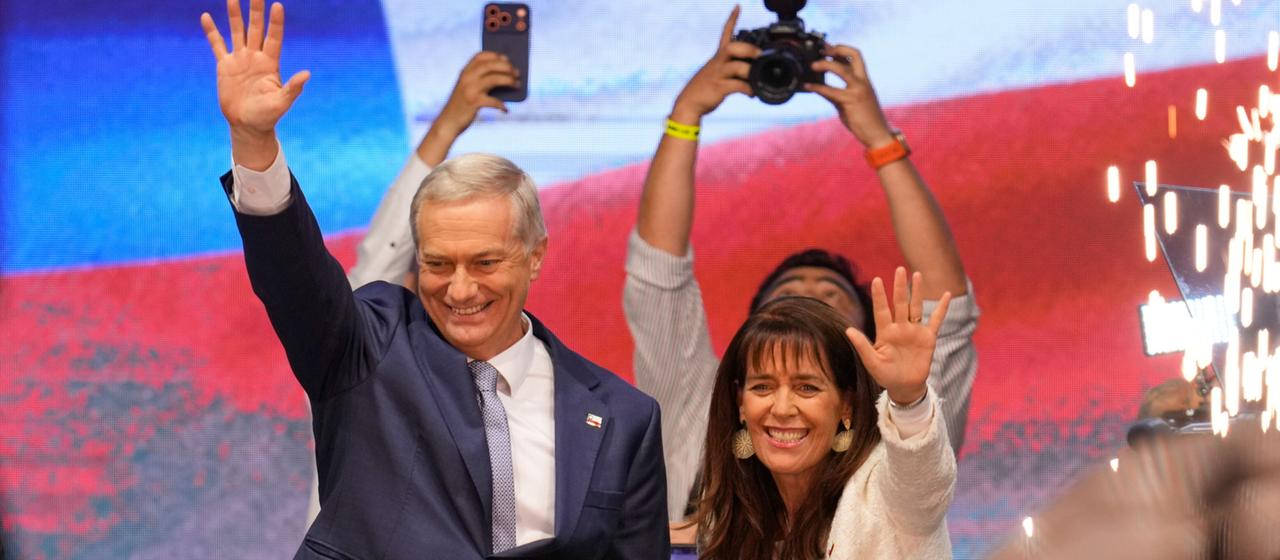 Präsidentschaftskandidat José Antonio Kast von der oppositionellen Republikanischen Partei und seine Frau Maria Pia Adriasola winken ihren Anhängern zu.