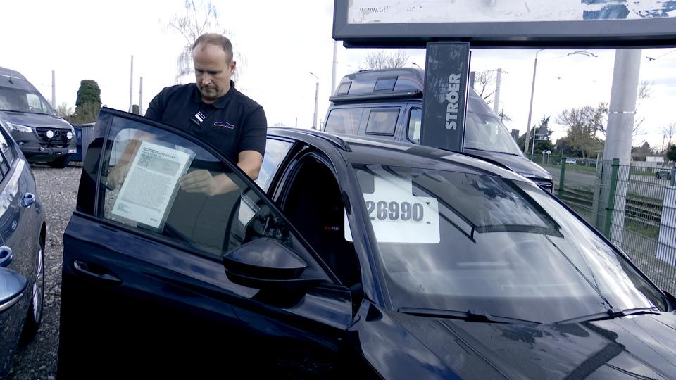 Alexander Wendrich steht neben einem Auto