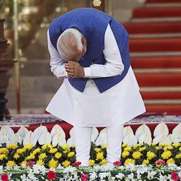 Narendra Modi verbeugt sich bei der Zeremonie zu seiner Vereidigung