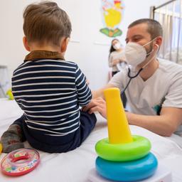Ein Arzt untersucht in einer Kinderklinik ein Kind (Archivbild)