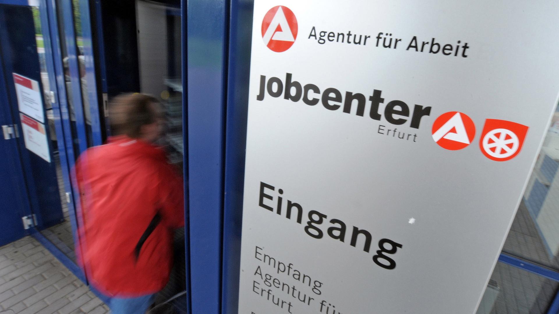 Ein Mann geht in ein Jobcenter. | dpa