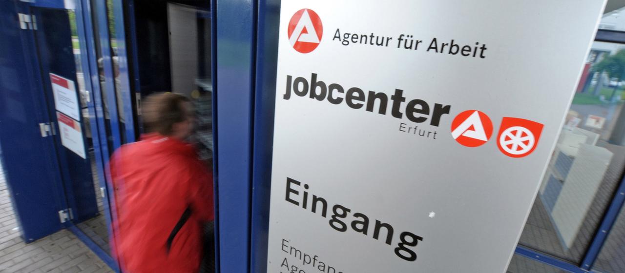 Ein Mann geht in ein Jobcenter.