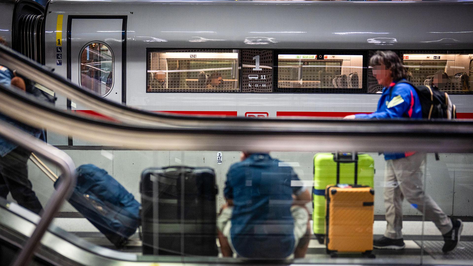 Jemand sitzt mit mehreren Koffern an einem Bahngleis | imago / Chris Emil Janßen