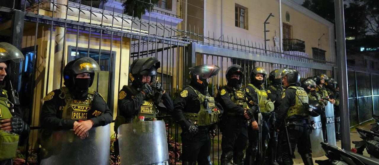 Polizisten vor mexikanischen Botschaft in Lima, Peru