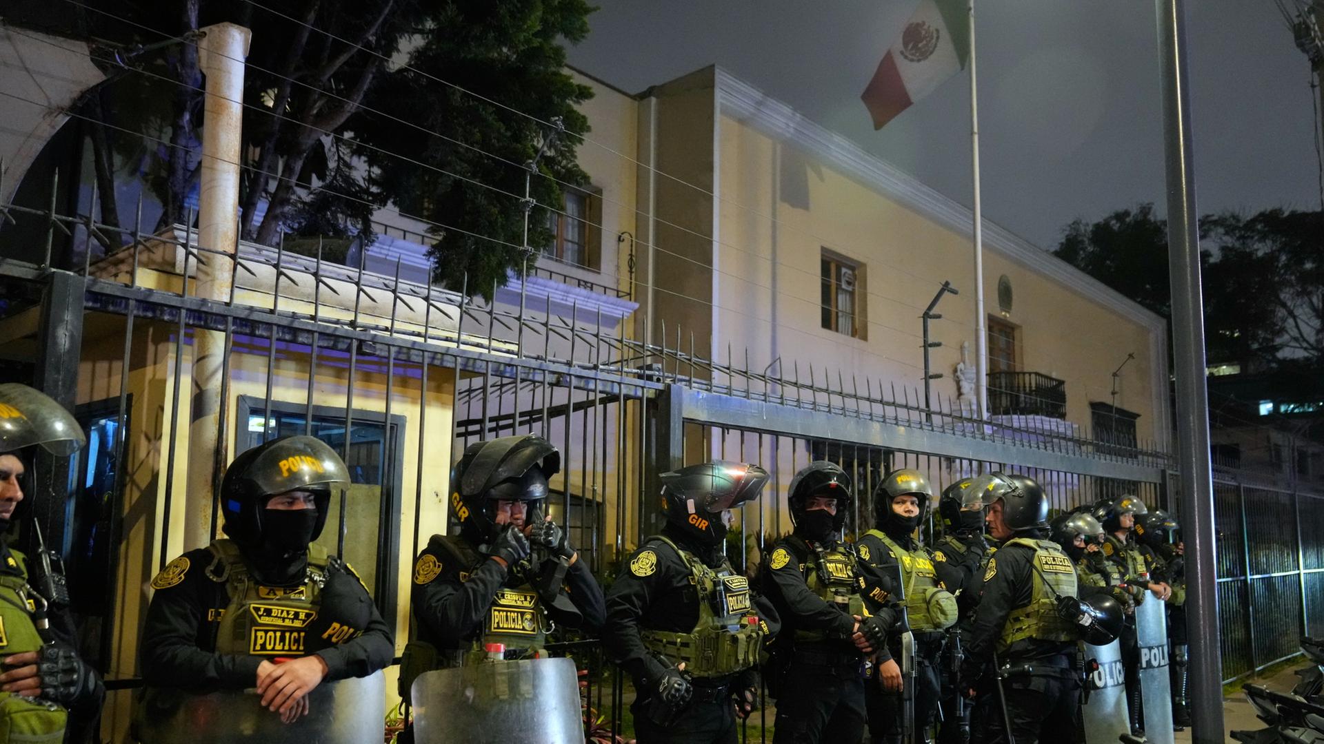 Polizisten vor mexikanischen Botschaft in Lima, Peru | dpa