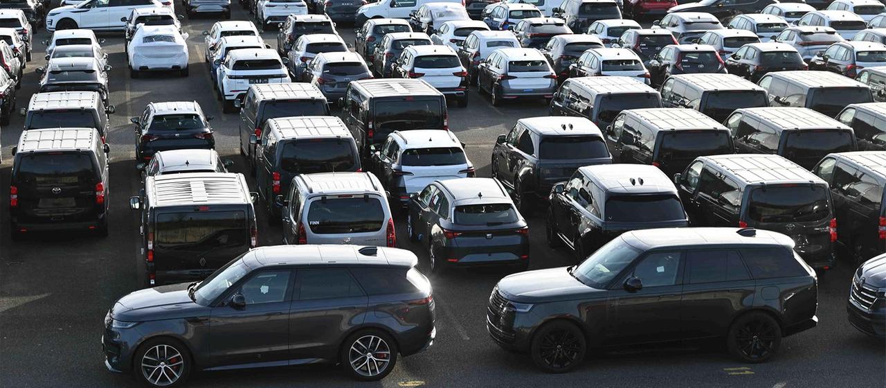 Neuwagen, verschiedener Fabrikate, am PKW Verteilzentrum Duisburg,