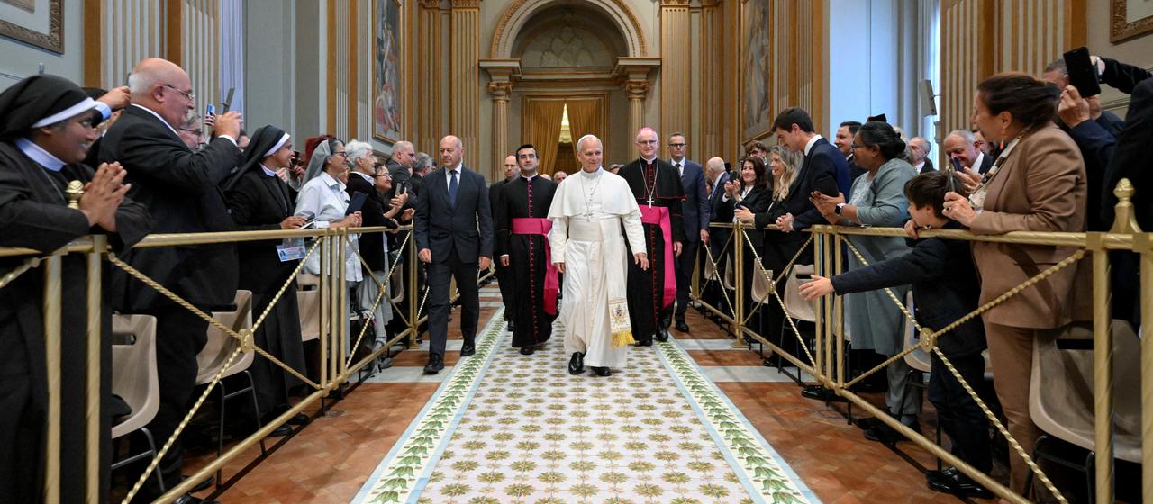 Papst Leo läuft im Vatikan an Vertretern der Vereinigung "Circolo San Pietro" vorbei.