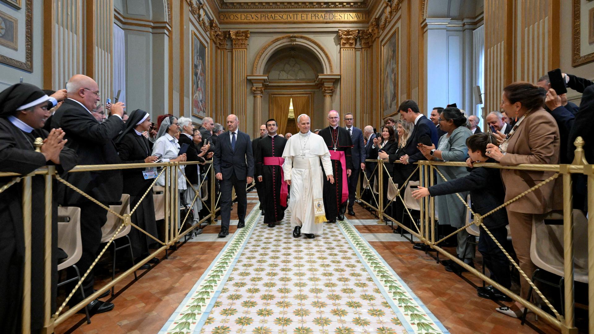 Papst Leo läuft im Vatikan an Vertretern der Vereinigung 