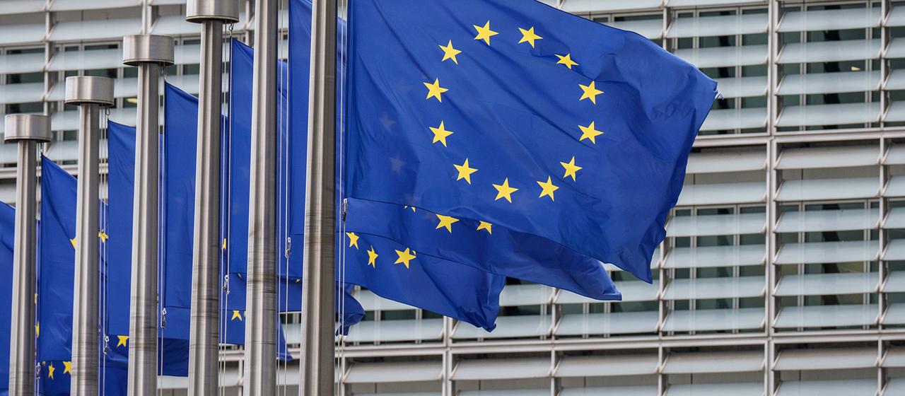 EU-Fahnen wehen vor dem Gebäude EU-Kommission in Brüssel.