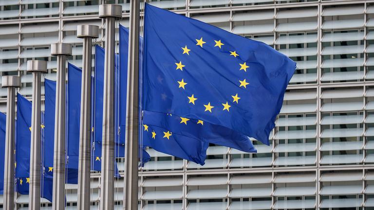 EU-Fahnen wehen vor dem Gebäude EU-Kommission in Brüssel.