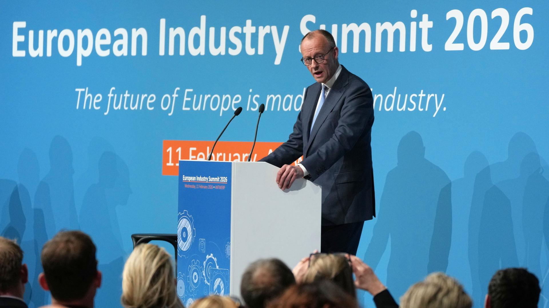 Friedrich Merz hält eine Rede bei einem Industriegipfel in Antwerpen. | Virginia Mayo/AP/dpa