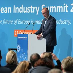 Friedrich Merz hält eine Rede bei einem Industriegipfel in Antwerpen.