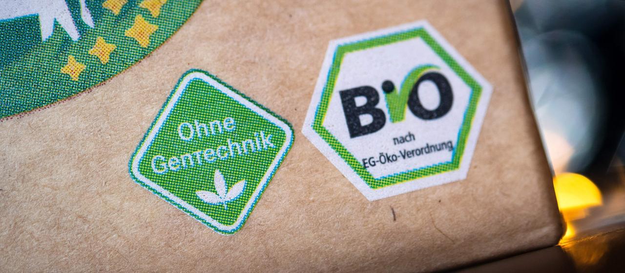 Das Logo "Ohne Gentechnik" und das Deutsche Bio-Siegel auf einer Lebensmittelverpackung.