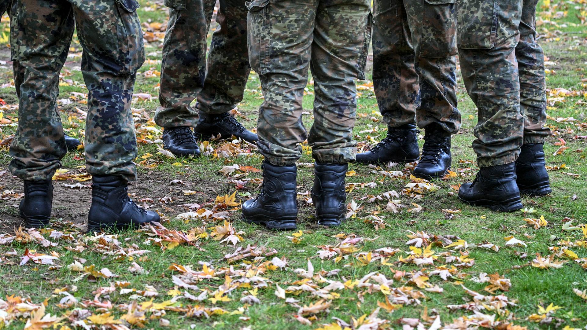 Soldaten der Bundeswehr stehen im Beelitzer Stadtpark (Brandenburg) zusammen.  | dpa
