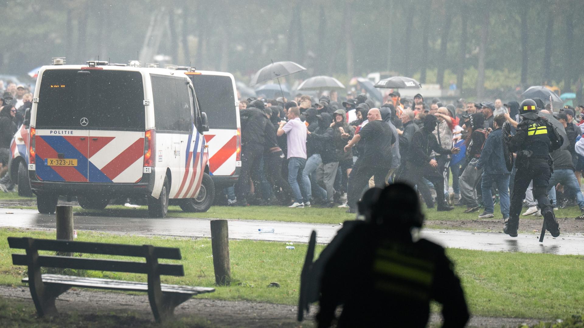 Vermummte Demonstranten und Einsatzkräfte | EPA