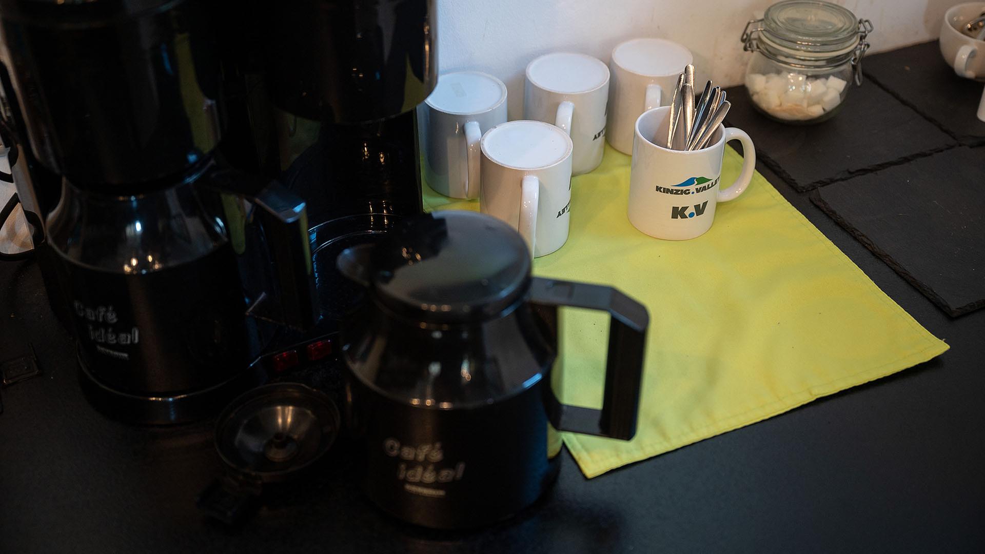Eine Kaffeemaschine in einer Büroküche. | picture alliance/dpa
