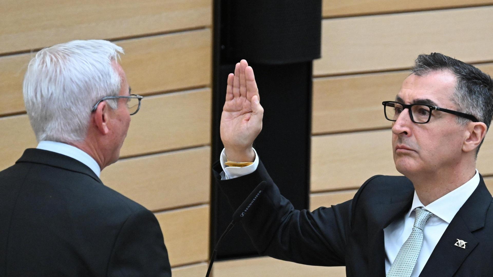 Cem Ãzdemir, MinisterprÃ¤sident von Baden-WÃ¼rttemberg, legt seinen Amtseid ab. | dpa