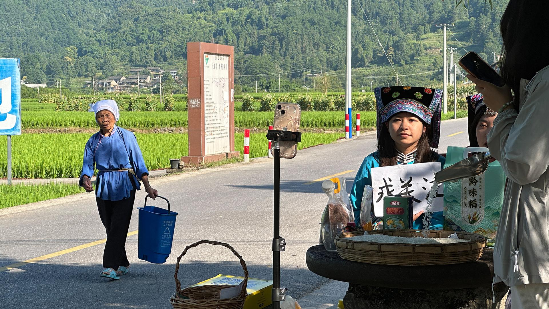 Eine Farminfluencerin auf einer Landstraße in China. | ARD China